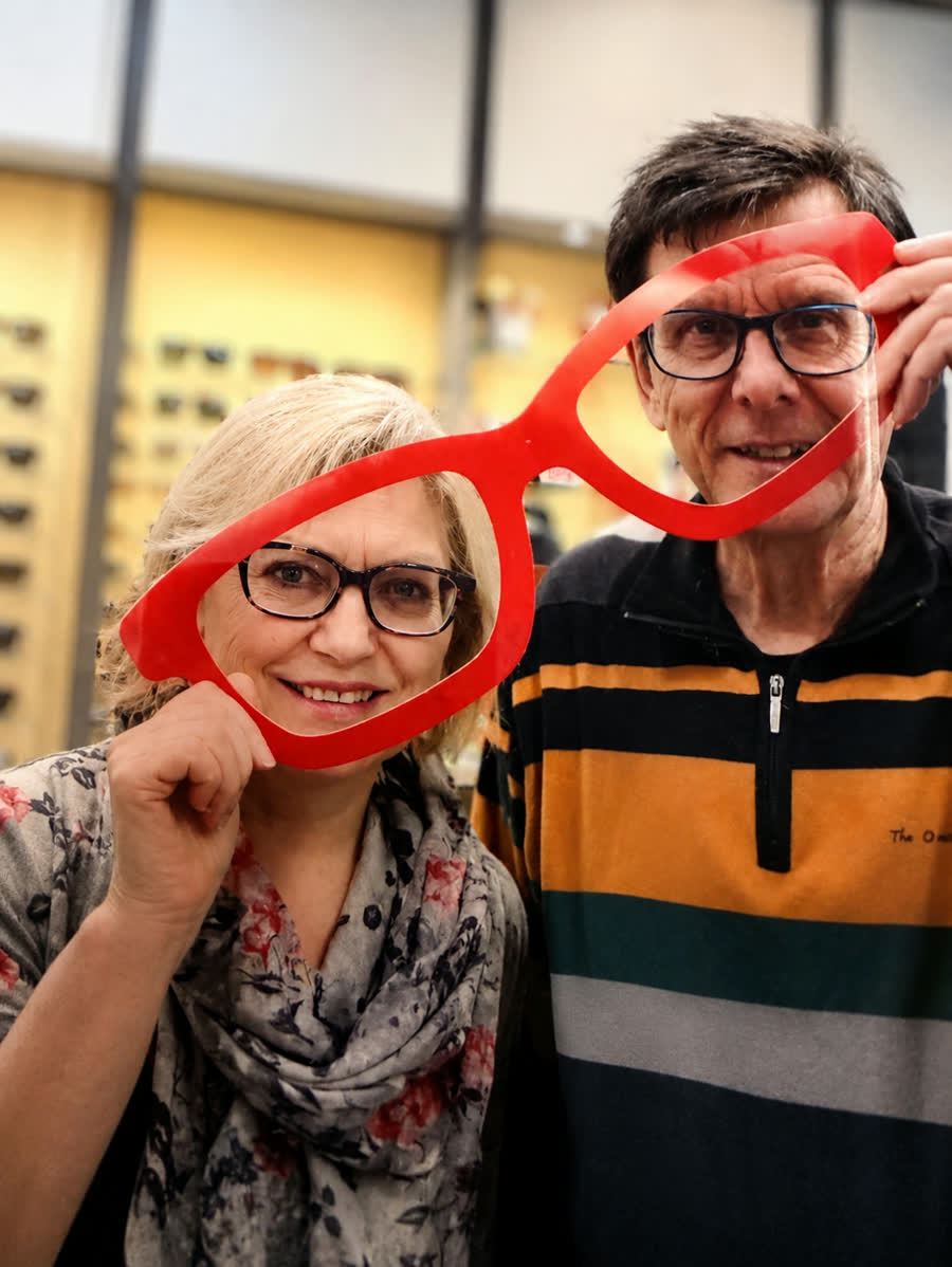 Verena und Paul Schorno mit einer grossen roten Brille im Geschäft in Volketswil